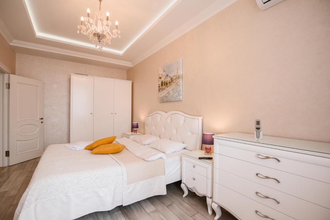 Апартаменты Luxury For Business & Pleasure Royal 1 Киев Экстерьер фото